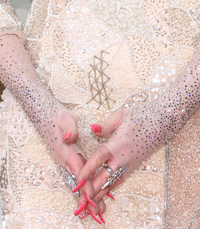 Dolly Parton Covered Her Tattooed Hands With Skin-Colored Gloves, Here’s What She Was Really Hiding Dolly Parton Covered Her Tattooed Hands With Skin-Colored Gloves, Here’s What She Was Really Hiding