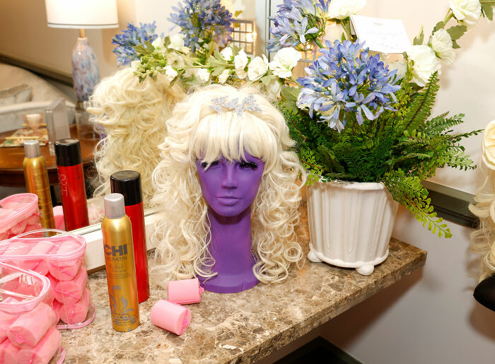 Dolly Parton Once Stunned Fans When She Revealed What Her Real Hair Looked Like After Years Of Iconic Wigs Dolly Parton Once Stunned Fans When She Revealed What Her Real Hair Looked Like After Years Of Iconic Wigs