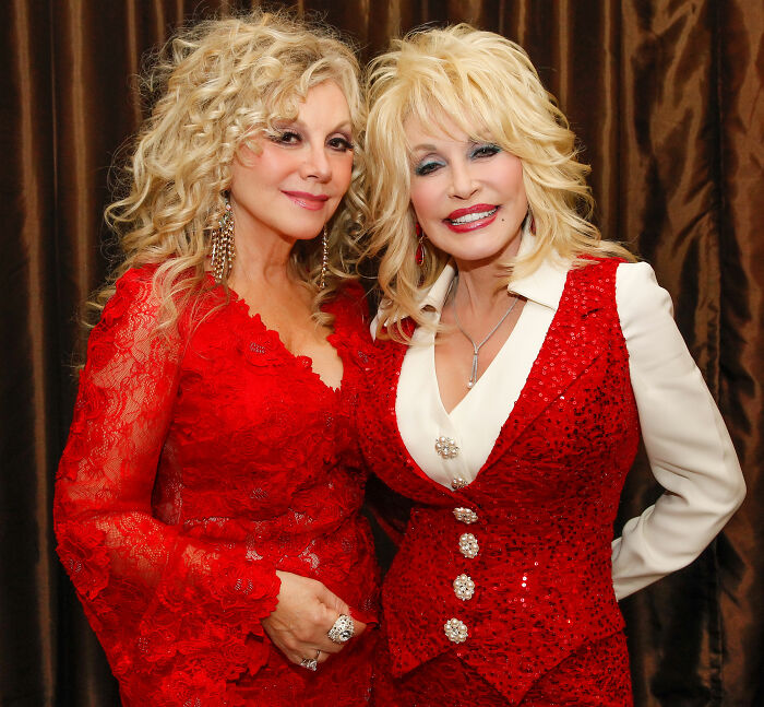 Dolly Parton’s Sister Reveals The Selfless Offer The Late Legend Made To Doctors During Her Devastating Cancer Battle Dolly Parton’s Sister Reveals The Selfless Offer The Late Legend Made To Doctors During Her Devastating Cancer Battle