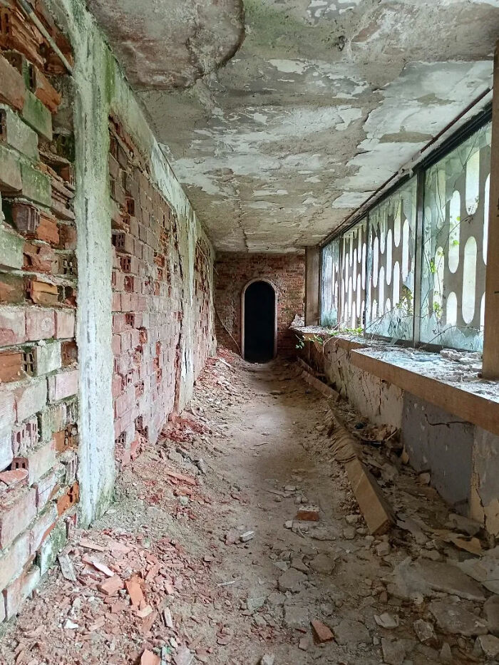 &ldquo;Abandoned World&rdquo; Shared 30 Photos Of Forgotten Places Frozen In Time