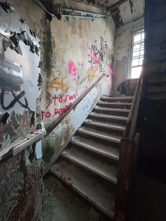 &ldquo;Abandoned World&rdquo; Shared 30 Photos Of Forgotten Places Frozen In Time