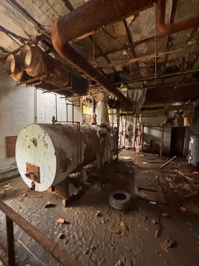 &ldquo;Abandoned World&rdquo; Shared 30 Photos Of Forgotten Places Frozen In Time