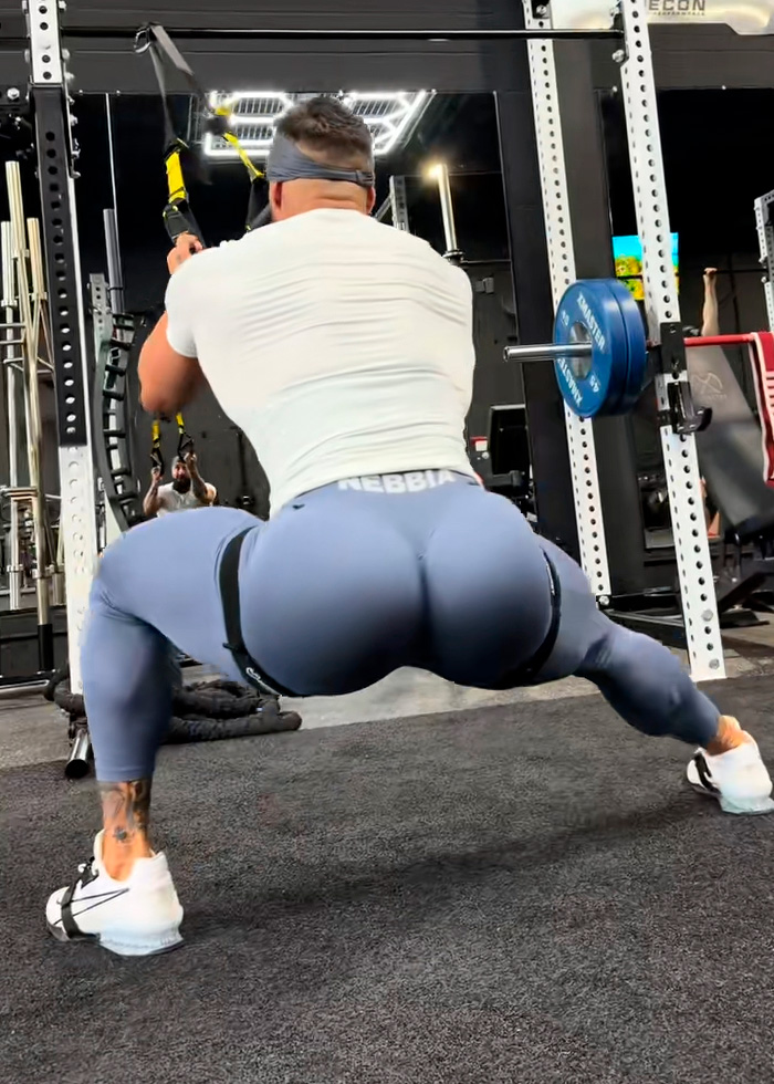 Expert Reveals The Truth Behind Workout From Trainer Whose Jaw-Dropping Glutes Mesmerized Half The Internet