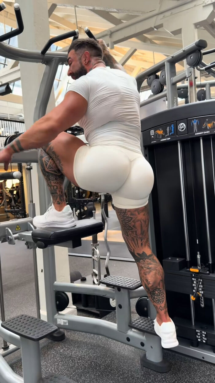 Expert Reveals The Truth Behind Workout From Trainer Whose Jaw-Dropping Glutes Mesmerized Half The Internet