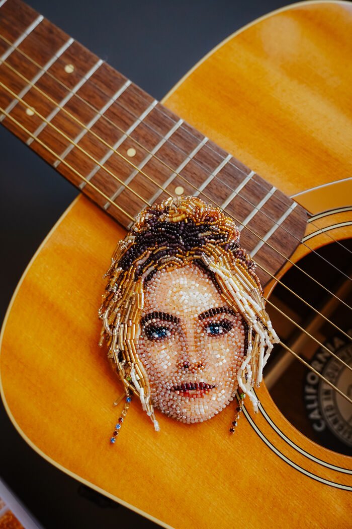 From Michael Jackson To Golden Globes Brooches: 40 Incredible Beaded Creations By Tiffany Pisani From Michael Jackson To Golden Globes Brooches: 40 Incredible Beaded Creations By Tiffany Pisani