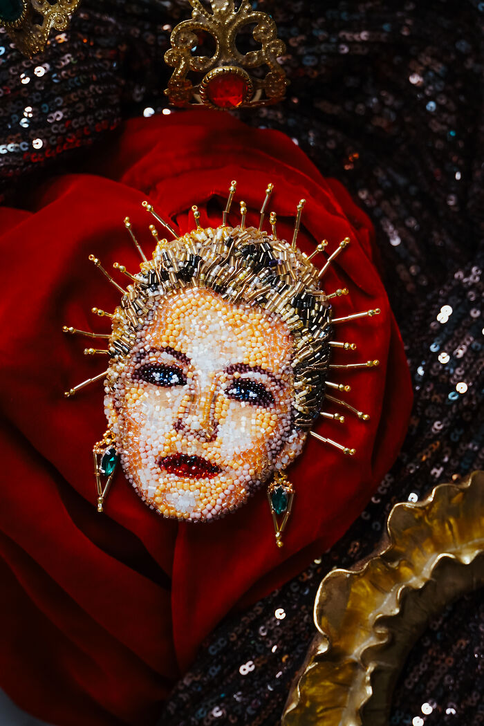 From Michael Jackson To Golden Globes Brooches: 40 Incredible Beaded Creations By Tiffany Pisani From Michael Jackson To Golden Globes Brooches: 40 Incredible Beaded Creations By Tiffany Pisani