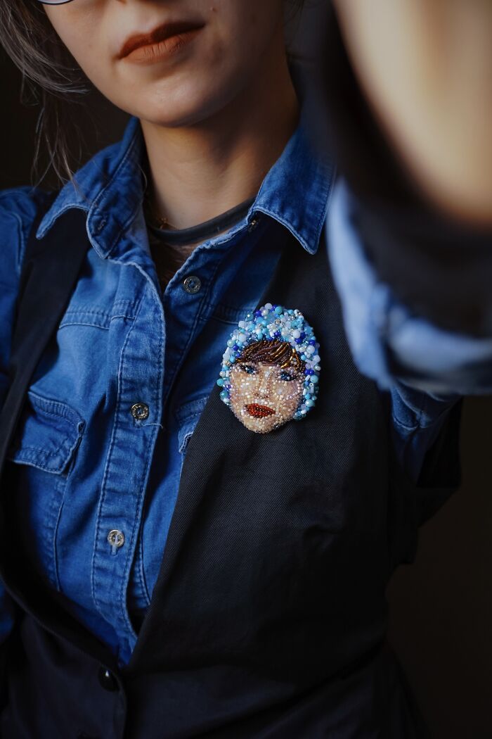 From Michael Jackson To Golden Globes Brooches: 40 Incredible Beaded Creations By Tiffany Pisani From Michael Jackson To Golden Globes Brooches: 40 Incredible Beaded Creations By Tiffany Pisani