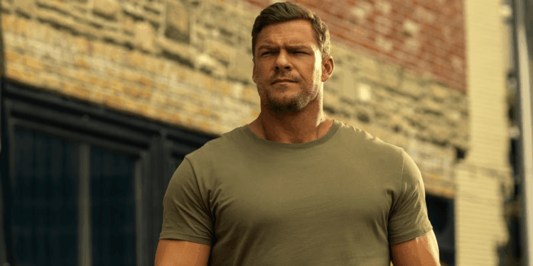 Alan Ritchson posing in Reacher Alan Ritchson posing in Reacher