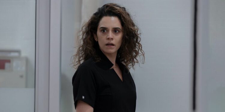 actress Sepideh Moafi as Dr. Baran Al-Hashimi in a tense scene from the medical drama series The Pitt actress Sepideh Moafi as Dr. Baran Al-Hashimi in a tense scene from the medical drama series The Pitt