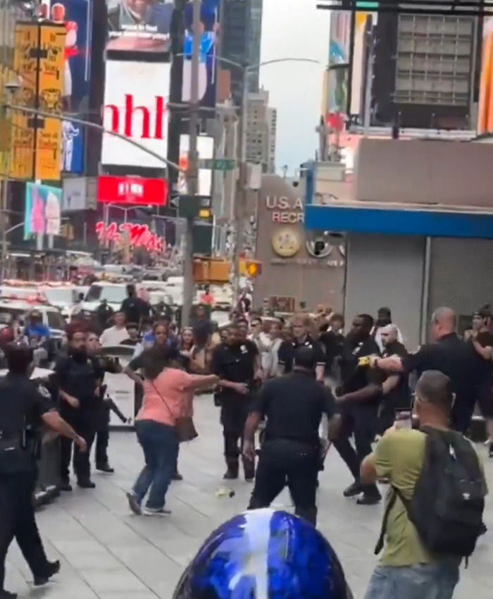 Times Square Victim Revealed As Bank Of America VP As Dramatic Video Shows Attacker’s Confrontation With Cops Times Square Victim Revealed As Bank Of America VP As Dramatic Video Shows Attacker’s Confrontation With Cops