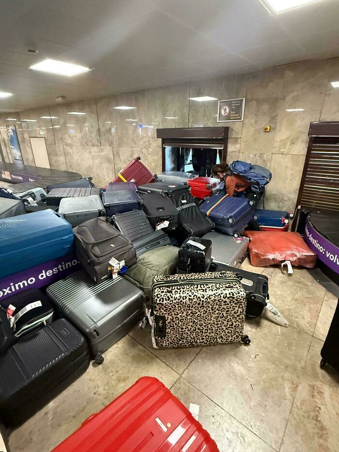 56 Hilarious And Weird Things Spotted At Airports That Nobody Could Have Prepared For 56 Hilarious And Weird Things Spotted At Airports That Nobody Could Have Prepared For