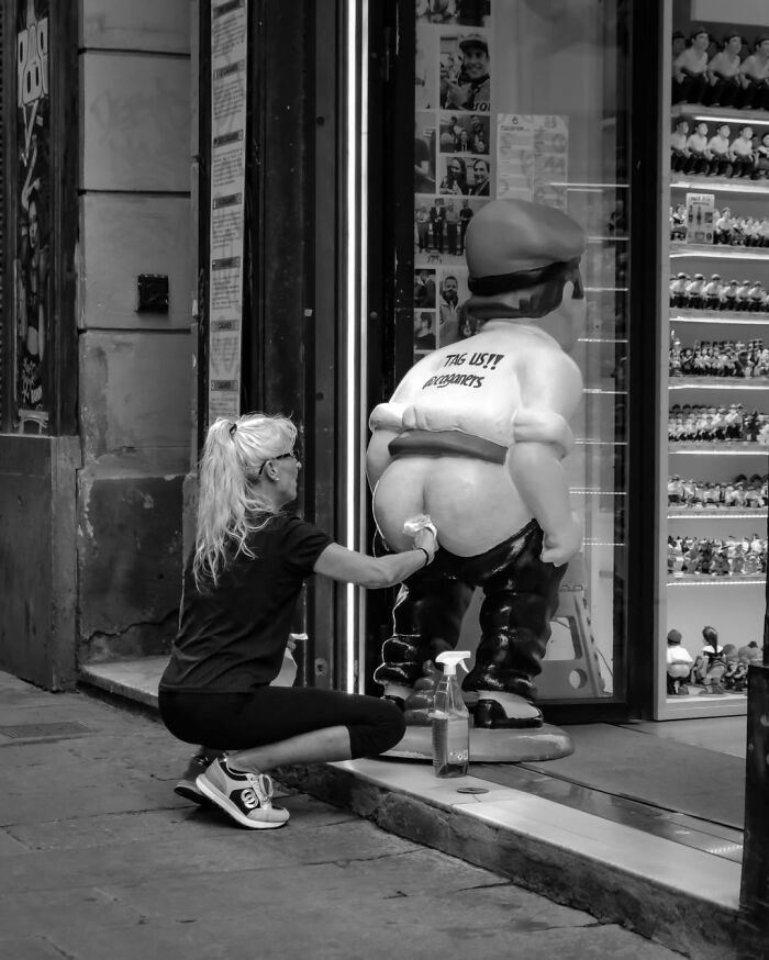 33 Times Photographers Were In The Right Place At The Funniest Possible Moment, As Shared By This Page 33 Times Photographers Were In The Right Place At The Funniest Possible Moment, As Shared By This Page