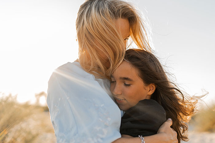 14YO Comes Out As Gay, Initially Supportive Husband Gets Convinced By Toxic MIL To Reject Daughter