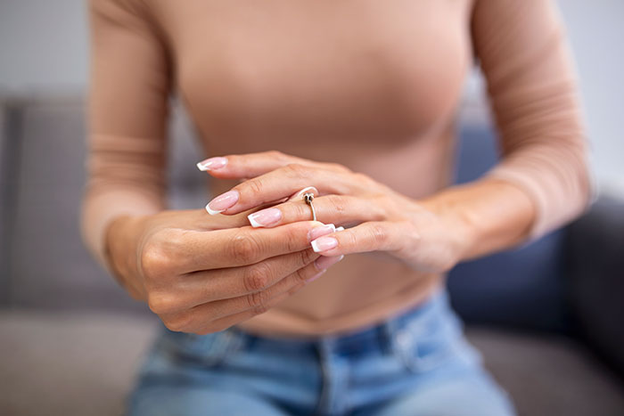 14YO Sneakily Wears Aunt’s Sapphire Engagement Ring, Mommy Calls It Her Property As It&rsquo;s Stuck