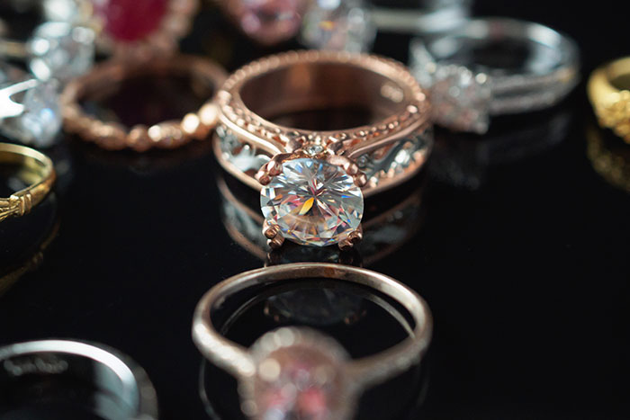 14YO Sneakily Wears Aunt’s Sapphire Engagement Ring, Mommy Calls It Her Property As It&rsquo;s Stuck