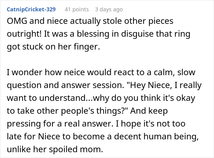 14YO Sneakily Wears Aunt’s Sapphire Engagement Ring, Mommy Calls It Her Property As It&rsquo;s Stuck