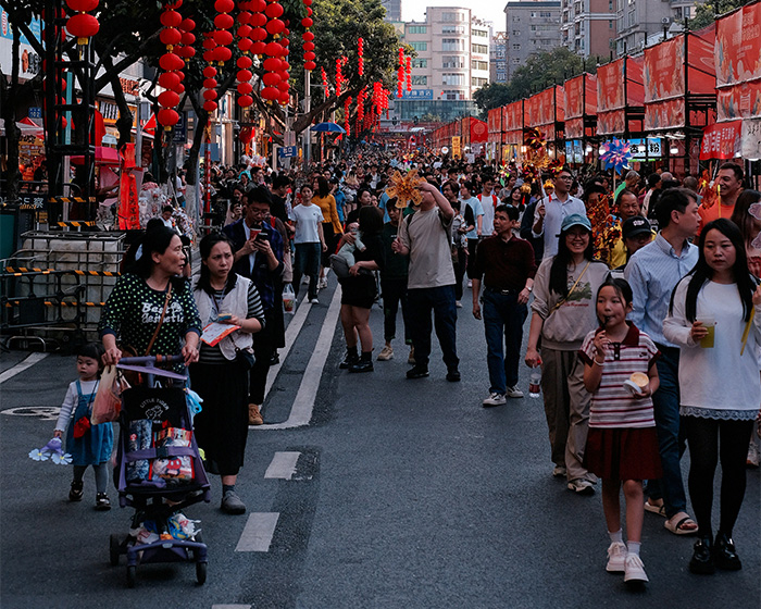 Crowd Surrounds Woman In Public For Dating A Foreigner As Disturbing New “Shaming Trend” Spreads
