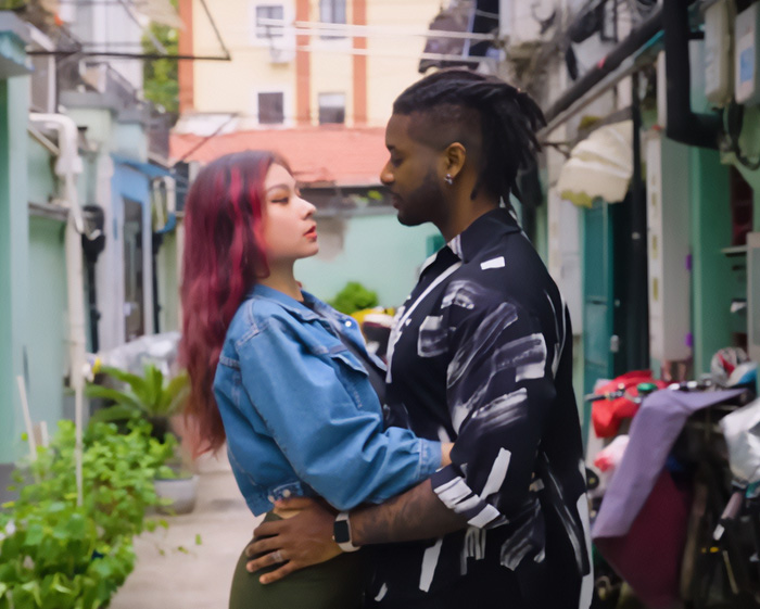 Crowd Surrounds Woman In Public For Dating A Foreigner As Disturbing New “Shaming Trend” Spreads