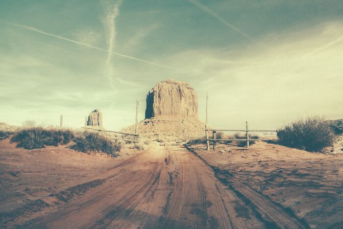 This Photographer Explores The Rusty And Dusty Remnants Of A Bygone American West (29 Pics) This Photographer Explores The Rusty And Dusty Remnants Of A Bygone American West (29 Pics)