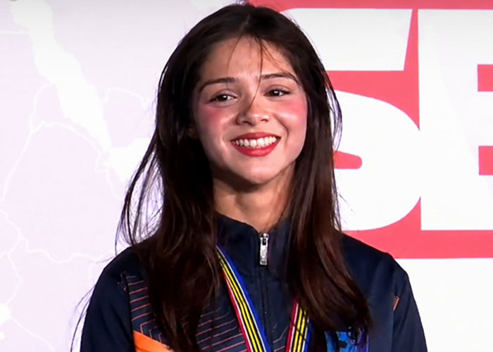 Female Weightlifting Medalist Goes Viral As Netizens Can’t Believe How Much She Lifted Despite Petite Frame Female Weightlifting Medalist Goes Viral As Netizens Can’t Believe How Much She Lifted Despite Petite Frame
