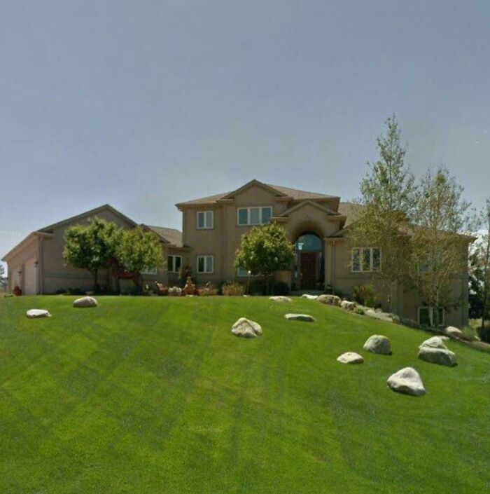 52 Times People Took Inspiration From Mansions But What They&rsquo;ve Built Was A Version From Temu