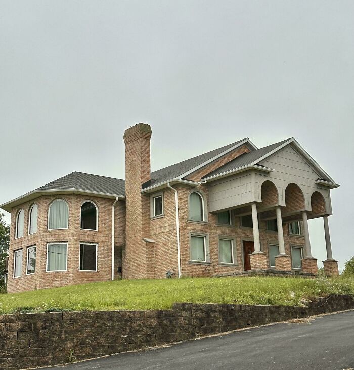 52 Times People Took Inspiration From Mansions But What They&rsquo;ve Built Was A Version From Temu