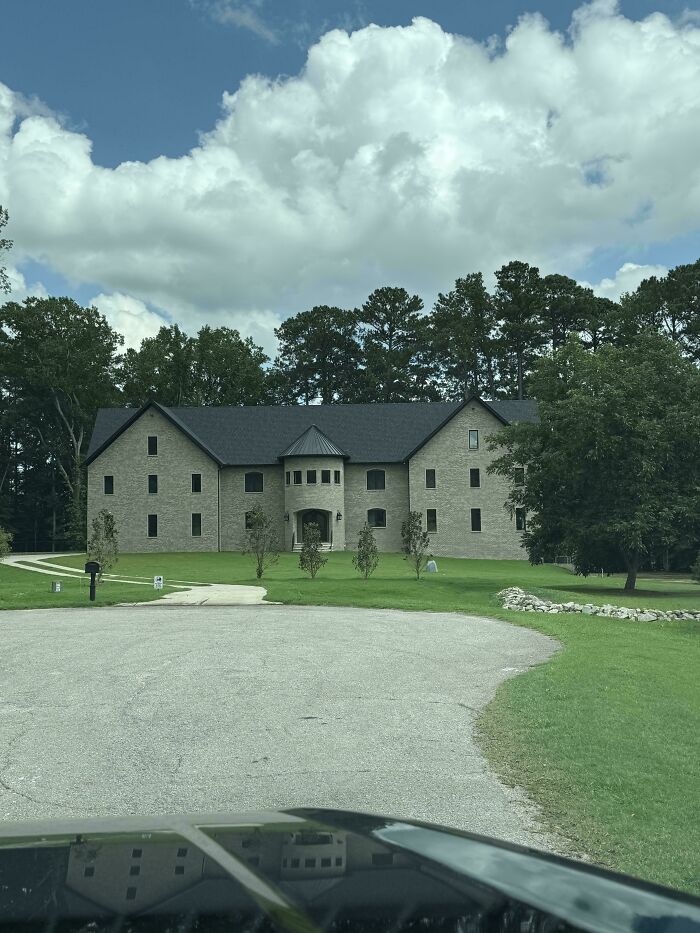 52 Times People Took Inspiration From Mansions But What They&rsquo;ve Built Was A Version From Temu