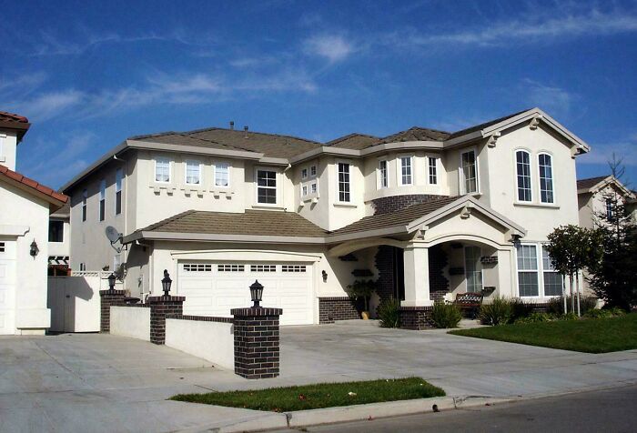 52 Times People Took Inspiration From Mansions But What They&rsquo;ve Built Was A Version From Temu