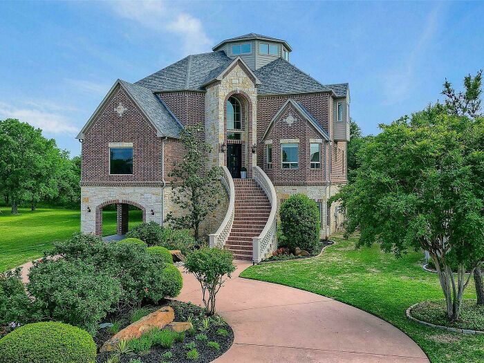 52 Times People Took Inspiration From Mansions But What They&rsquo;ve Built Was A Version From Temu