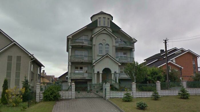 52 Times People Took Inspiration From Mansions But What They&rsquo;ve Built Was A Version From Temu