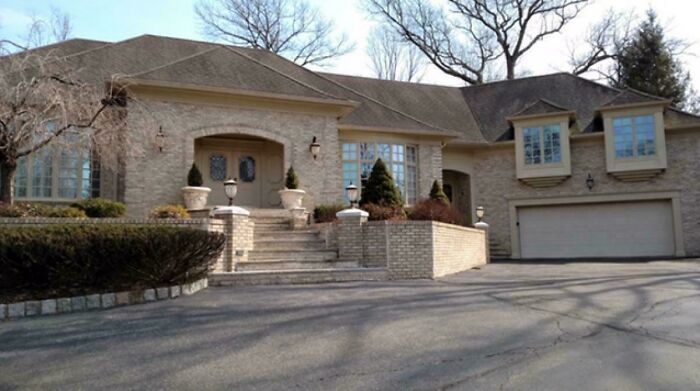 52 Times People Took Inspiration From Mansions But What They&rsquo;ve Built Was A Version From Temu