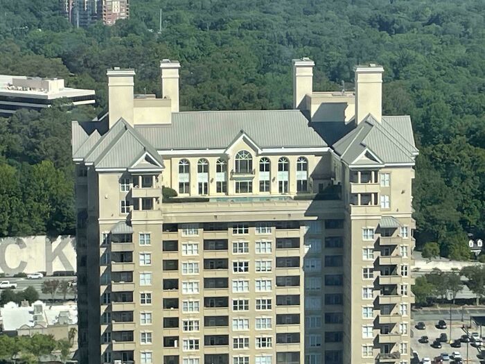 52 Times People Took Inspiration From Mansions But What They&rsquo;ve Built Was A Version From Temu