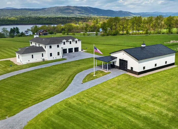 52 Times People Took Inspiration From Mansions But What They&rsquo;ve Built Was A Version From Temu
