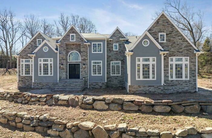 52 Times People Took Inspiration From Mansions But What They&rsquo;ve Built Was A Version From Temu