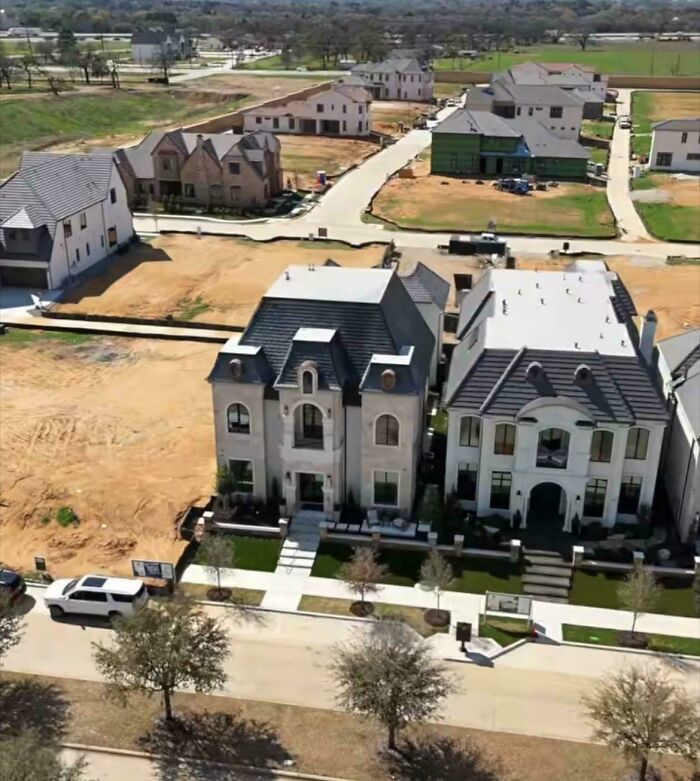 52 Times People Took Inspiration From Mansions But What They&rsquo;ve Built Was A Version From Temu