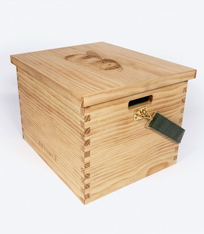 Beyoncé’s $948 Wooden Box Leaves Fans Stunned After They Realize What’s Actually Included Beyoncé’s $948 Wooden Box Leaves Fans Stunned After They Realize What’s Actually Included