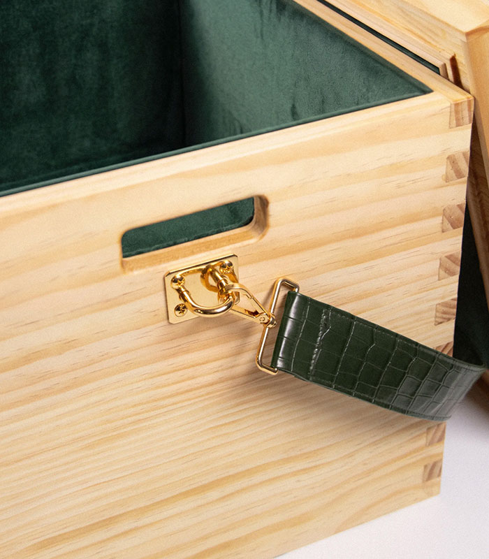 Beyoncé’s $948 Wooden Box Leaves Fans Stunned After They Realize What’s Actually Included Beyoncé’s $948 Wooden Box Leaves Fans Stunned After They Realize What’s Actually Included