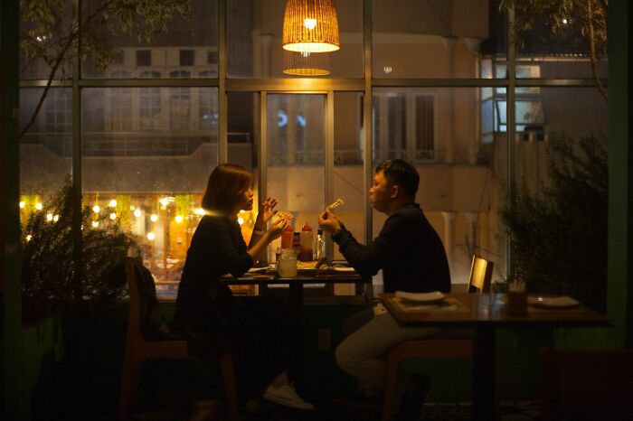 54 Times People Were Served Delicious Dinner By The Restaurant And Hot Tea From A Table Nearby