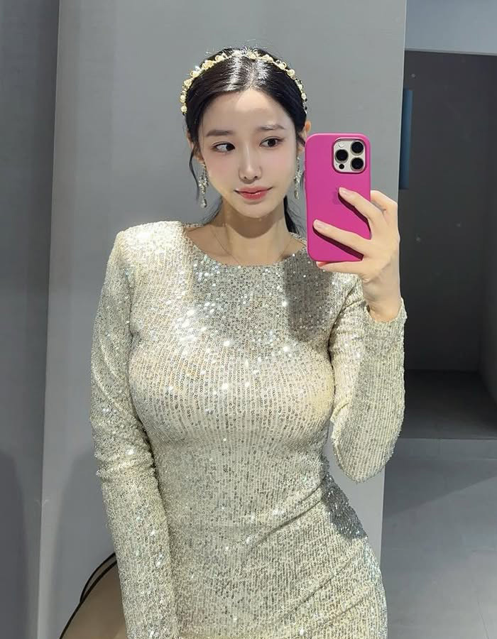 Johyun Draws Attention At Karlovy Vary VIP Premiere As Her Unexpected Styling Gets People Talking