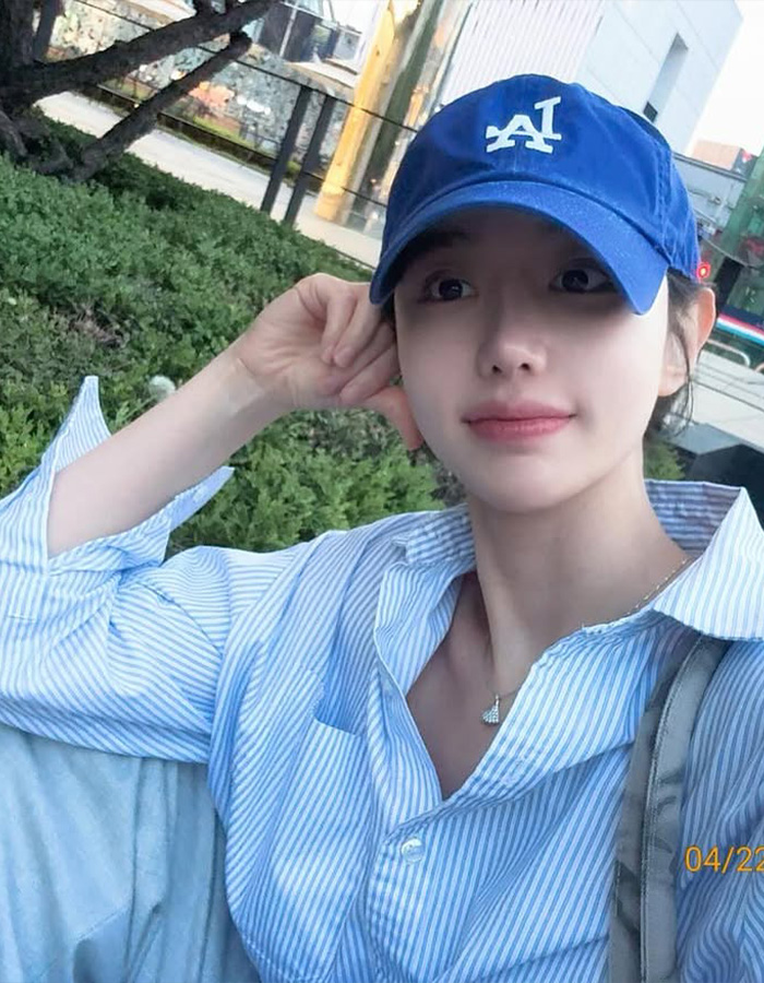 Johyun Draws Attention At Karlovy Vary VIP Premiere As Her Unexpected Styling Gets People Talking