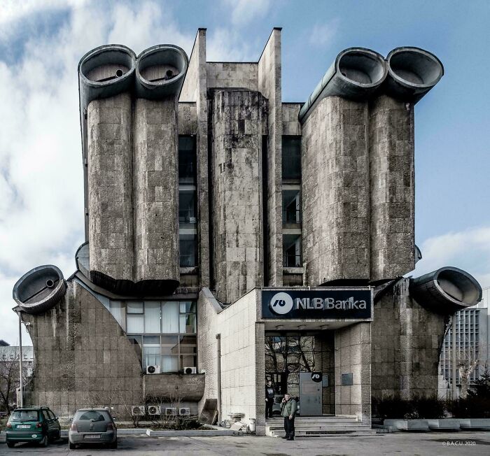 93 Buildings That Were Probably Built For An Evil Mastermind To Plan How They Will Conquer The World (New Pics)