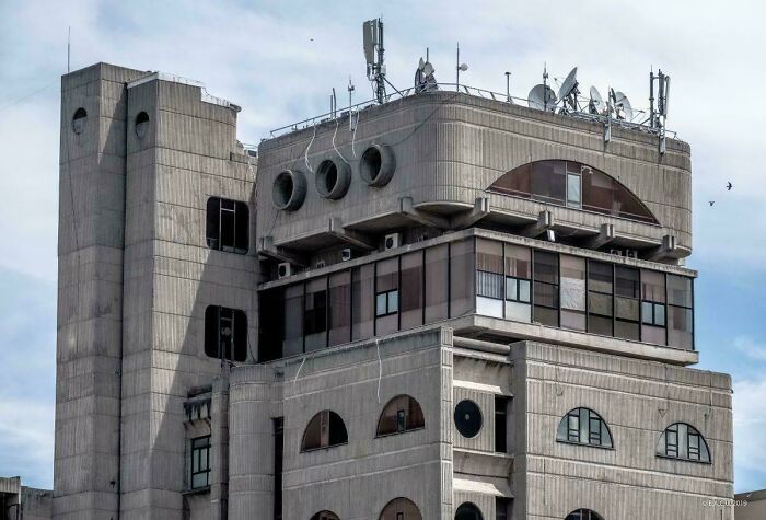 93 Buildings That Were Probably Built For An Evil Mastermind To Plan How They Will Conquer The World (New Pics)