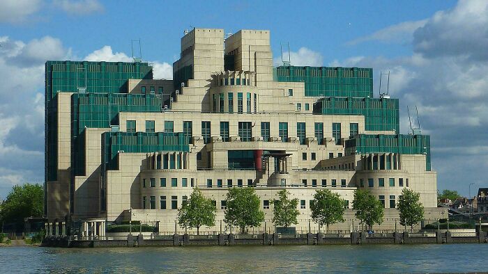 93 Buildings That Were Probably Built For An Evil Mastermind To Plan How They Will Conquer The World (New Pics)