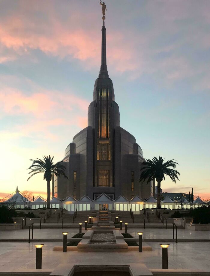 93 Buildings That Were Probably Built For An Evil Mastermind To Plan How They Will Conquer The World (New Pics)