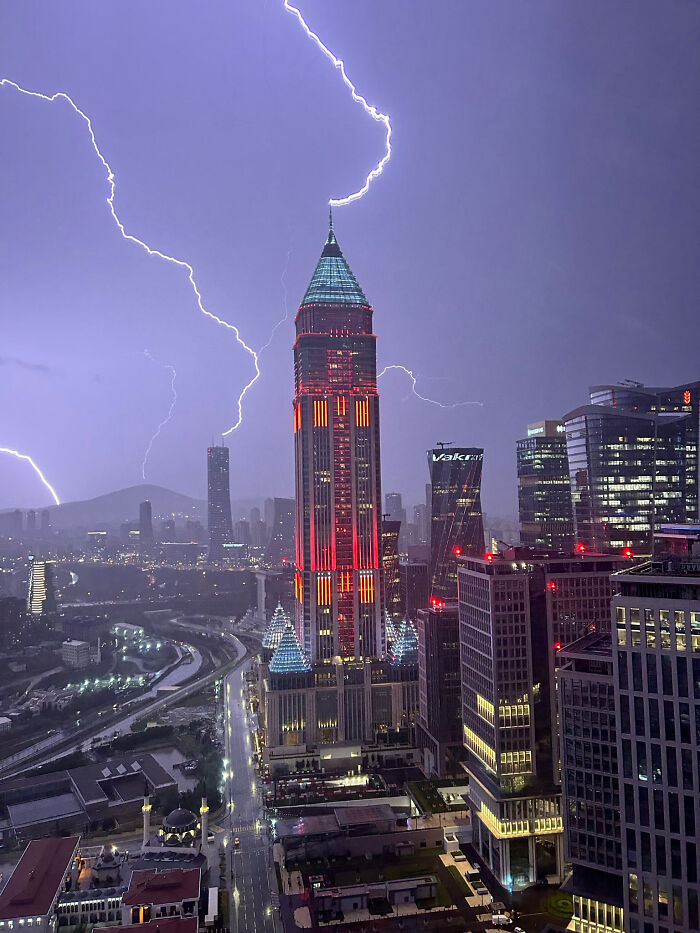 93 Buildings That Were Probably Built For An Evil Mastermind To Plan How They Will Conquer The World (New Pics)