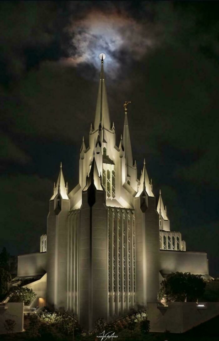 93 Buildings That Were Probably Built For An Evil Mastermind To Plan How They Will Conquer The World (New Pics)