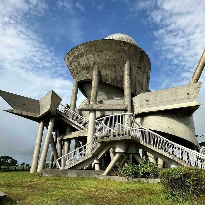 93 Buildings That Were Probably Built For An Evil Mastermind To Plan How They Will Conquer The World (New Pics)