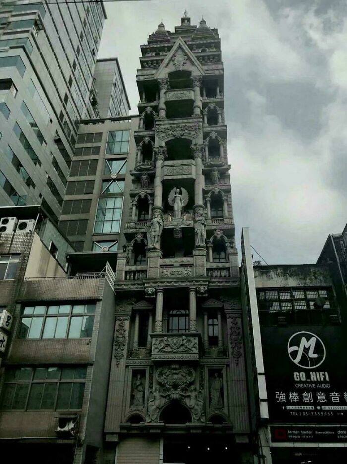 93 Buildings That Were Probably Built For An Evil Mastermind To Plan How They Will Conquer The World (New Pics)