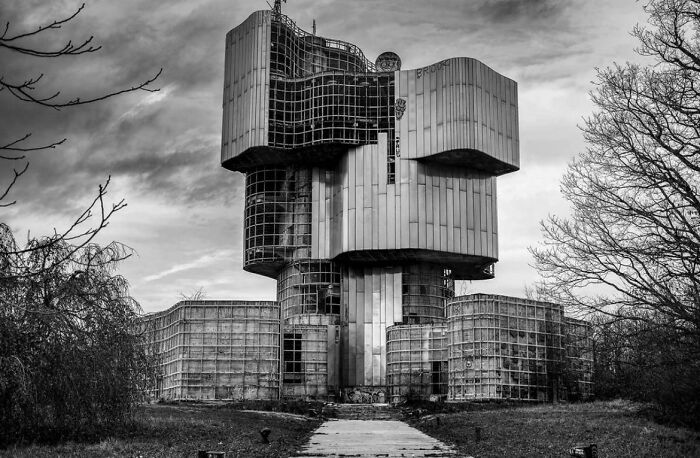 93 Buildings That Were Probably Built For An Evil Mastermind To Plan How They Will Conquer The World (New Pics)