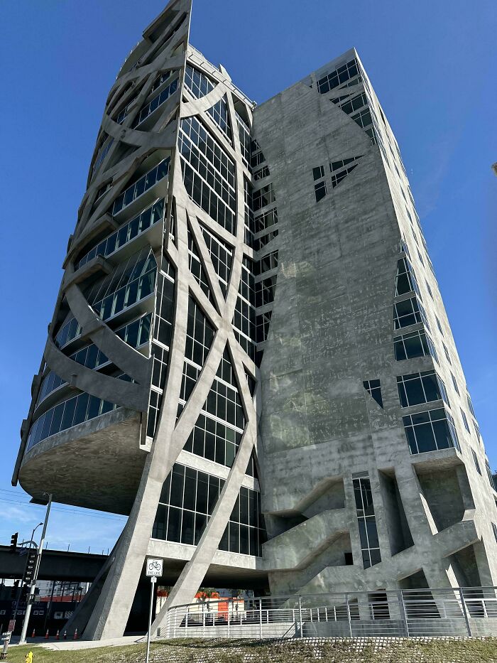 93 Buildings That Were Probably Built For An Evil Mastermind To Plan How They Will Conquer The World (New Pics)